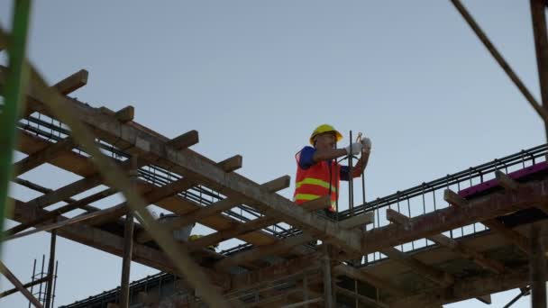 Lavoratori Edili Che Lavorano Ponteggi Altezze Rischiose Filo Legante Acciaio — Video Stock