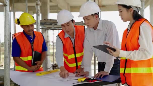 Väg Och Vattenbyggnadsteam Tillsammans Med Arkitekten Och Förmannen Tittar Blå — Stockvideo