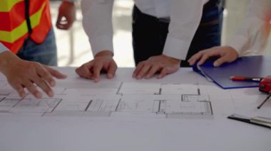 İnşaat mühendisliği ekibi, mimar ve ustabaşı ile birlikte Blue Print 'i izliyor ve inşaat alanının inşasını planlıyor..