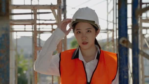 Portret Młoda Azjatycka Inżynier Stojąca Dumnie Uśmiechnięta Swoim Miejscu Pracy — Wideo stockowe