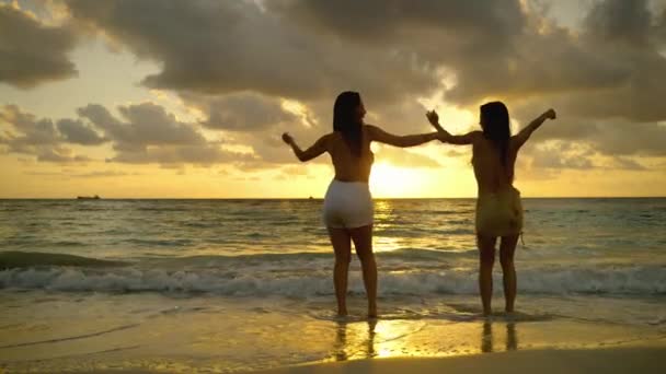 Two Beautiful Asian Women Having Fun Dancing Beach Sunset Vacation — стоковое видео