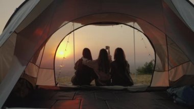 Kız arkadaş grubu Asyalıların yaz tatilinde sosyalleşmesi, tatil konsepti, seyahat, macera, özgürlük