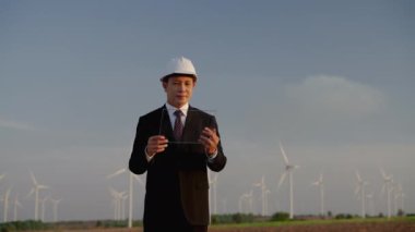 Kendi grafiklerini yerleştirmek için ham görüntüler, Hologram, Yapay Zeka Projesi. Takım elbiseli iş adamı ya da Şeffaf Ekran Bilgisayarı üzerinde çalışan Asyalı mühendisler. Günbatımında arka planda rüzgar türbininde