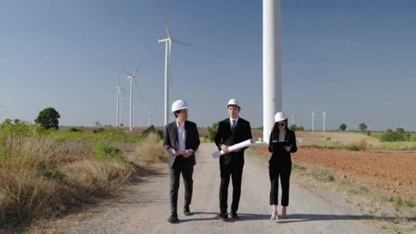 检查员和一个有秘书的工程师正在视察一个风力涡轮机发电场的一个项目 清洁能源概念 可再生能源 拯救世界 — 图库视频影像