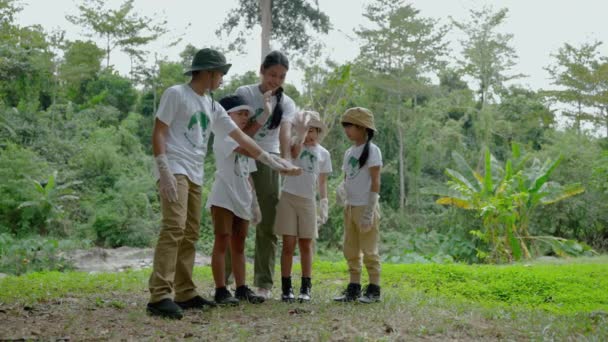 Toplum Faaliyetleri Için Gönüllü Olan Çocuklar Açık Hava Gönüllü Faaliyetlerine — Stok video