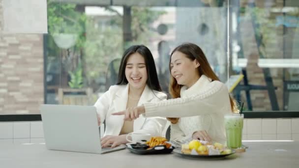 Duas Mulheres Asiáticas Parceiros Negócios Conversando Café Internet Conceito Negócio — Vídeo de Stock