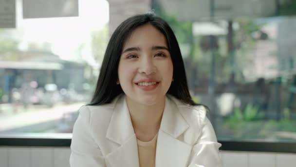 Asijská Žena Pozdrav Prostřednictvím Videohovory Ona Přáteli Line Prostřednictvím Sociálních — Stock video