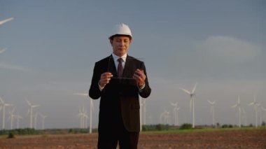 Kendi grafiklerini yerleştirmek için ham görüntüler, Hologram, Yapay Zeka Projesi. Takım elbiseli iş adamı ya da Şeffaf Ekran Bilgisayarı üzerinde çalışan Asyalı mühendisler. Günbatımında arka planda rüzgar türbininde