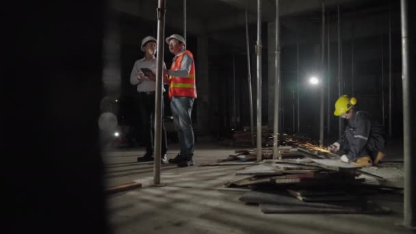 Trabalho Ponta Horas Extras Engenheiros Arquitetos Estão Consultando Canteiro Obras — Vídeo de Stock