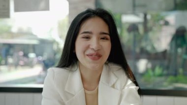 Asyalı kadın video görüşmeleriyle selamlıyor, sosyal medya aracılığıyla arkadaşlarıyla birlikte..