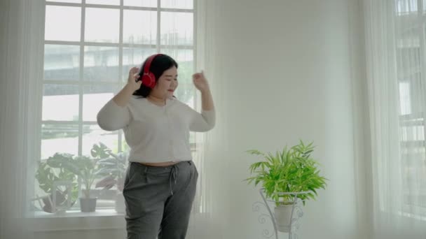 Grosse Femme Taille Est Relaxant Écoutant Musique Intérieur Maison Elle — Video