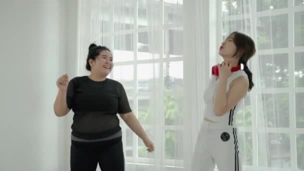 Gyönyörű Ázsiai Kövér Gyakorló Tánc Szobában Vidám Boldog Testmozgás Testtömeg — Stock videók
