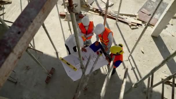 Bovenaanzicht Hoek Civieltechnische Team Samen Met Architect Voorman Kijken Naar — Stockvideo