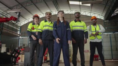 Fabrika mühendislerinden oluşan çok uluslu bir ekip, mühendis kadınların liderliği fabrika endüstri standartlarına uygun olarak iş kalitesine güveniyorlar..