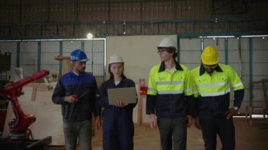 Fabrika mühendislerinden oluşan çeşitlilik ekibi, mühendis kadınların liderliğindeki kadınlar, güvenlik kıyafetlerini endüstriyel güvenlik standartlarına göre giyerek fabrikanın içinde araştırma ve danışmanlık yapıyorlar..