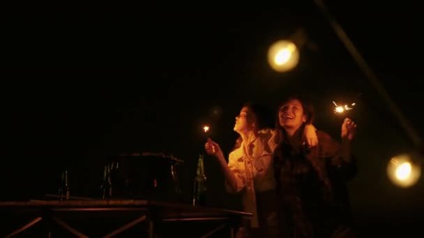 Groep Jonge Aziatische Vrienden Hebben Plezier Het Spelen Van Vuurwerk — Stockvideo