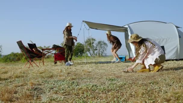 Flicka Vän Grupp Asiater Pitching Tält För Hennes Semester Camping — Stockvideo