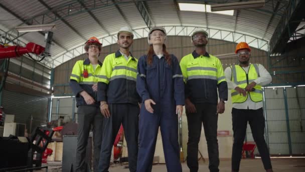 工場エンジニアの多国籍チーム エンジニア女性のリーダーシップは 工場業界の基準に従って仕事の質に自信を持って立っています — ストック動画
