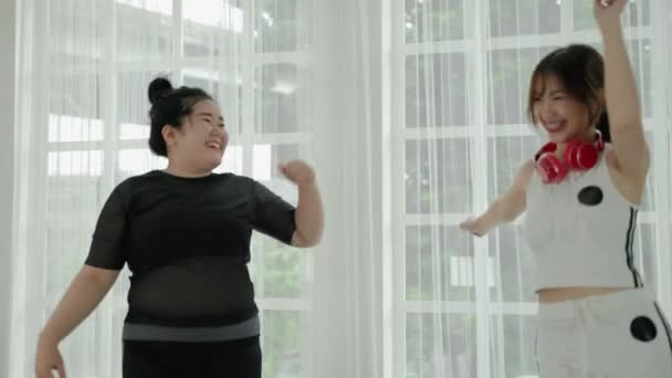 Gyönyörű Ázsiai Kövér Gyakorló Tánc Szobában Vidám Boldog Testmozgás Testtömeg — Stock videók