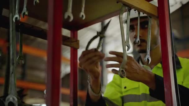 Trabalhadores Técnicos Afro Americanos Colocando Chaves Fábrica Padrão Indústria Inovadora — Vídeo de Stock