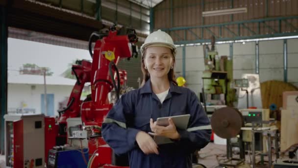 Fiatal Kaukázusi Mérnök Bemutatja Elmagyarázza Hogyan Működik Egy Robotkar Hüvelykujj — Stock videók