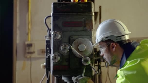Кавказские Рабочие Используют Токарный Станок Промышленном Заводе Работа Трудосберегающими Машинами — стоковое видео
