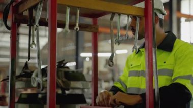 Afrikalı Amerikalı teknisyenler fabrikaya anahtar koyuyor, yenilikçi endüstri standartları, insan işgücünün yerine teknoloji uyguluyorlar.