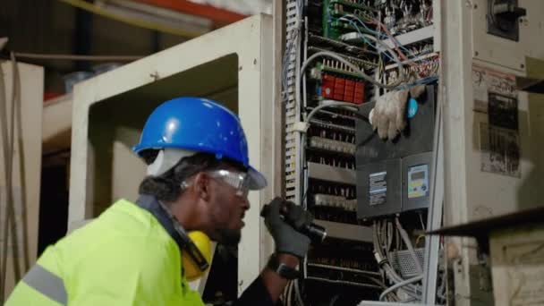 Afričtí Američtí Techničtí Pracovníci Pracující Těžkém Průmyslu Inovativní Průmyslový Standard — Stock video