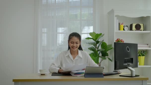 Slow Motion Asian Businesswoman Throwing Piece Paper Top She Delighted — Stock Video