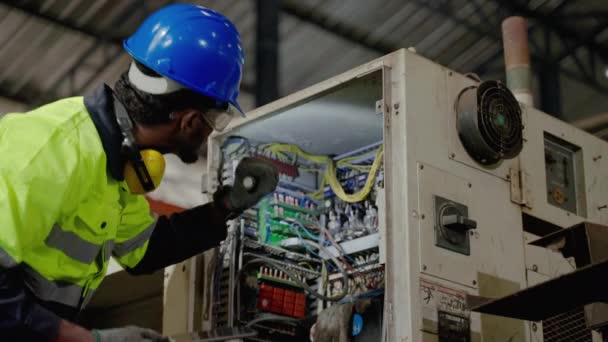 Afričtí Američtí Techničtí Pracovníci Pracující Těžkém Průmyslu Inovativní Průmyslový Standard — Stock video