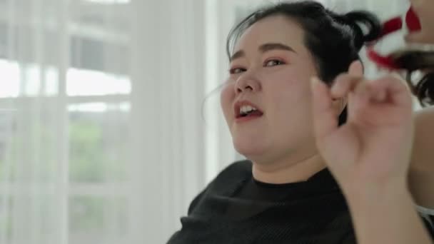 Belle Femme Asiatique Grosse Femme Pratiquant Danse Dans Chambre Joyeuse — Video