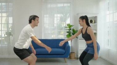 Evde birlikte egzersiz yapan çiftler, sağlık kavramları, sosyal mesafeler