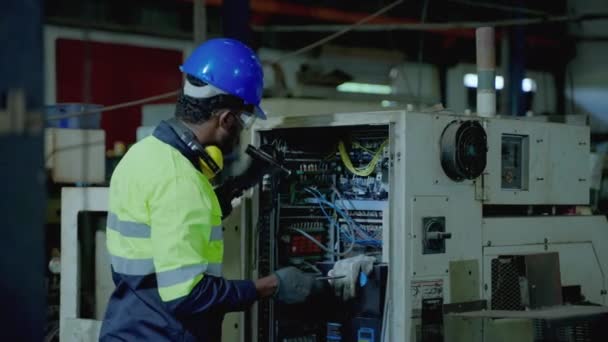 重工業 革新的な業界標準で働くアフリカ系アメリカ人技術者は 人間の労働力を置き換えるために技術を適用する — ストック動画