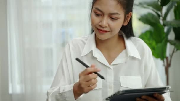 女商人或办公室职员在她的办公桌前工作时 一边喝着咖啡 快乐的工作理念 — 图库视频影像
