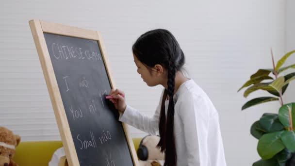 Los Niños Asiáticos Escuela Tutorial Están Aprendiendo Escribir Inglés Chino — Vídeo de stock