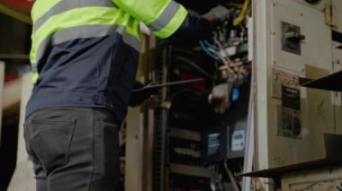 Ağır sanayide çalışan Afrikalı Amerikalı teknisyenler, yenilikçi endüstri standartları, insan emeğinin yerini almak için teknoloji uyguluyorlar.