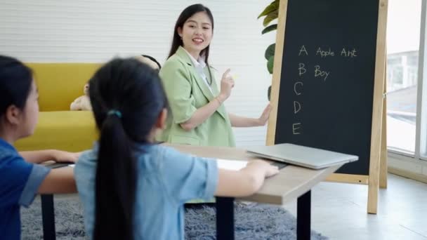 Öğretmen Özel Okulda Öğrencilere Öğretiyor Asyalı Çocuklara Temel Ngilizce Öğretiyor — Stok video