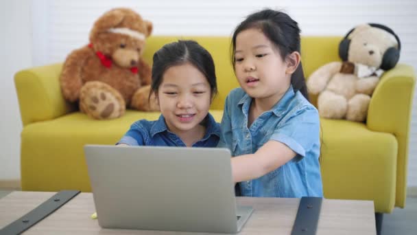 아시아인 소녀가 인터넷에서 공부하고 있습니다 사회적 Learning — 비디오