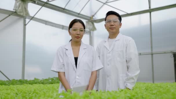 Азиатские Учёные Женщины Ученые Мужчины Работают Вместе Проверить Результаты Органического — стоковое видео