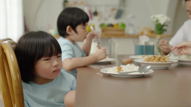 Азіатський Хлопчик Який Любить Їсти Його Батьки Просять Їсти Їжу — стокове відео