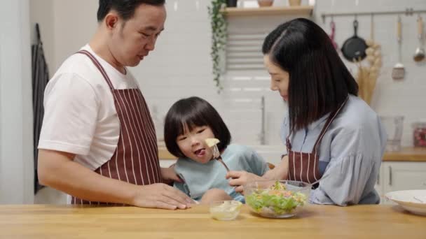 野菜が嫌いなアジア系の少年は 両親から健康のために野菜を食べてほしいと頼まれている — ストック動画