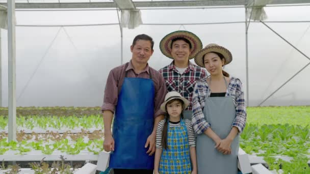Porträtt Asiatisk Ekologisk Grönsaksodlare Familj Står Och Ler Säker Kvaliteten — Stockvideo