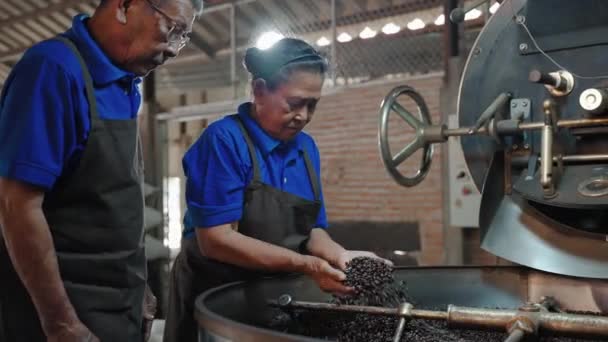아시아 의연로 부부는 공장의 오븐에서 커피를 흡입하고 사업을 시작하고 사업을 — 비디오