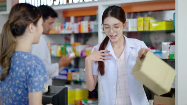 Farmacéutica Asiática Explicando Las Propiedades Medicinales Pillbox Paciente Cliente Acuerdo — Vídeos de Stock