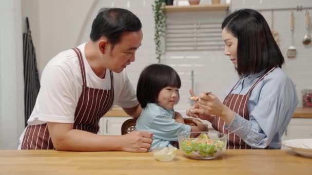 Asiatischer Junge Der Gemüse Nicht Mag Wird Von Seinen Eltern — Stockvideo
