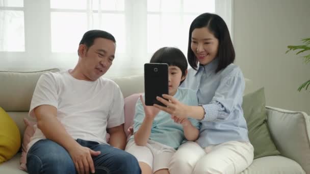 Azjatycka Rodzina Relaksująca Się Kanapie Salonie Relacje Rodzinne — Wideo stockowe