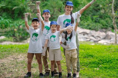 Çocuklar, çocuklara sabır ve fedakarlık duygusu aşılamak, iyi işler yapmak ve doğayı sevmek için ormanları yeniden ağaçlandırmaya, toprak koruma faaliyetlerine gönüllü olarak katılıyorlar..