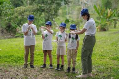 Çocuklar, çocuklara sabır ve fedakarlık duygusu aşılamak, iyi işler yapmak ve doğayı sevmek için ormanları yeniden ağaçlandırmaya, toprak koruma faaliyetlerine gönüllü olarak katılıyorlar..