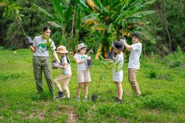 Çocuklar, çocuklara sabır ve fedakarlık duygusu aşılamak, iyi işler yapmak ve doğayı sevmek için ormanları yeniden ağaçlandırmaya, toprak koruma faaliyetlerine gönüllü olarak katılıyorlar..