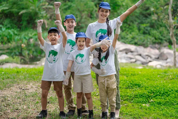 Çocuklar, çocuklara sabır ve fedakarlık duygusu aşılamak, iyi işler yapmak ve doğayı sevmek için ormanları yeniden ağaçlandırmaya, toprak koruma faaliyetlerine gönüllü olarak katılıyorlar..